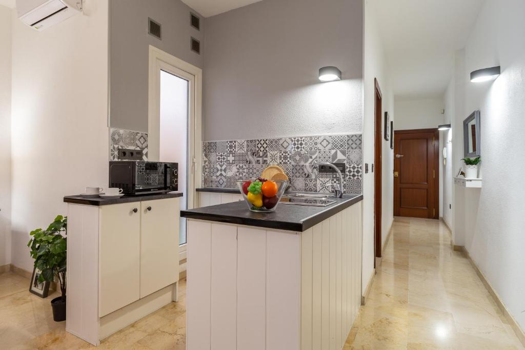 A kitchen or kitchenette at Suite Málaga Center
