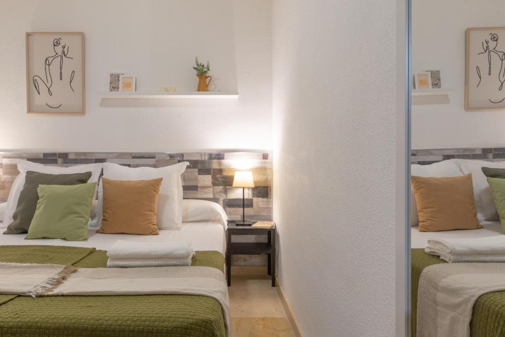 A bed or beds in a room at Suite Málaga Center