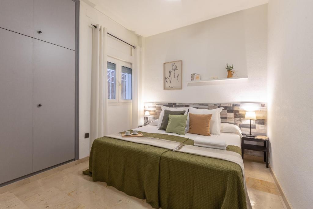 A bed or beds in a room at Suite Málaga Center
