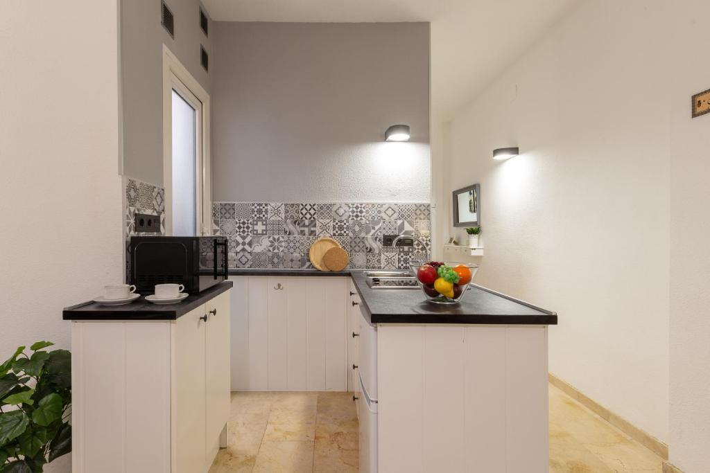 A kitchen or kitchenette at Suite Málaga Center