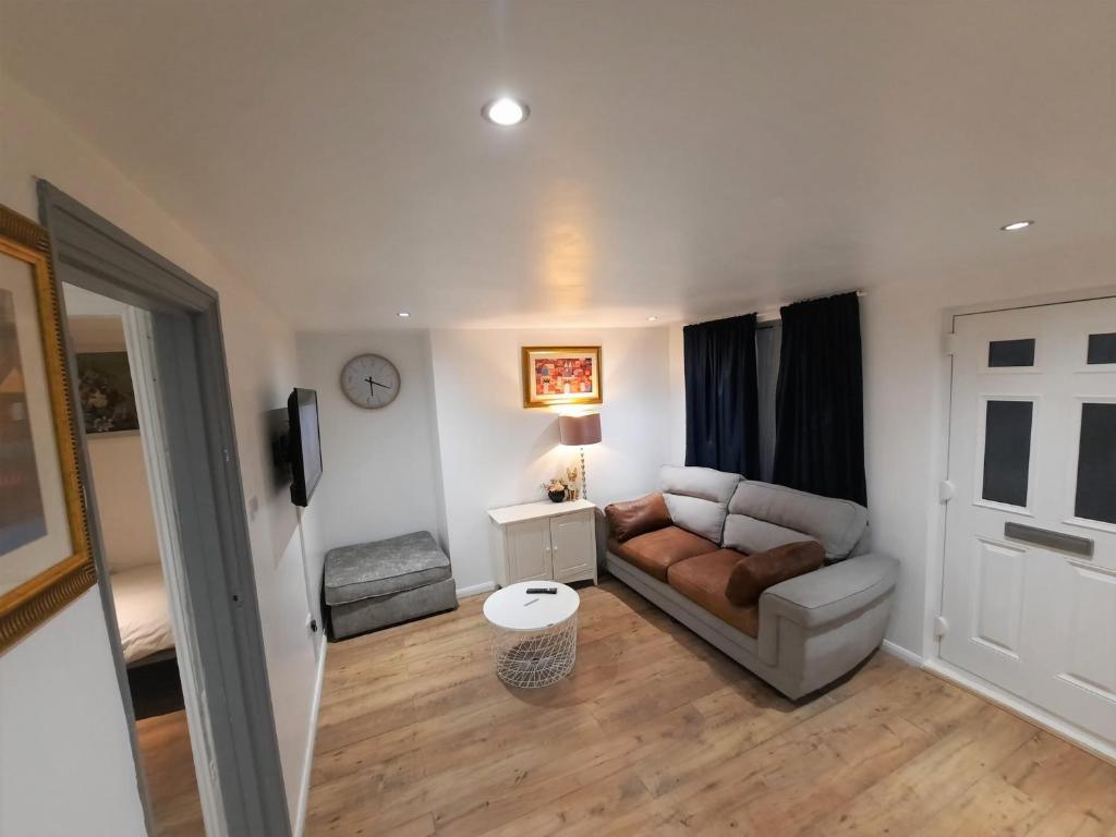 uma sala de estar com um sofá e uma mesa em 3 Bedroom Semi Detached House with parking, WiFi em Colchester
