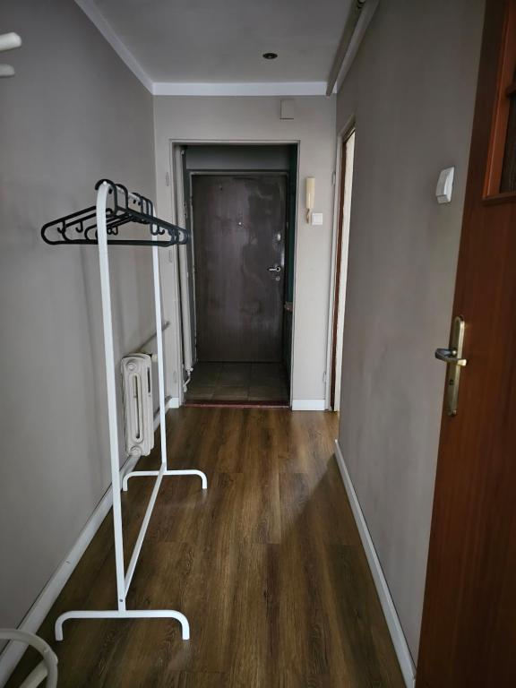 een kamer met een hal met een deur en een plank bij Przytulne mieszkanie/Cosy flat Chorzów in Chorzów
