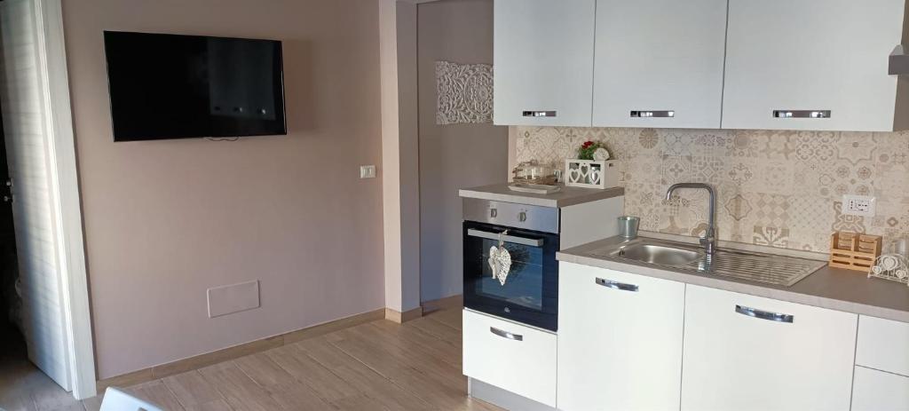A kitchen or kitchenette at Tindaro Home