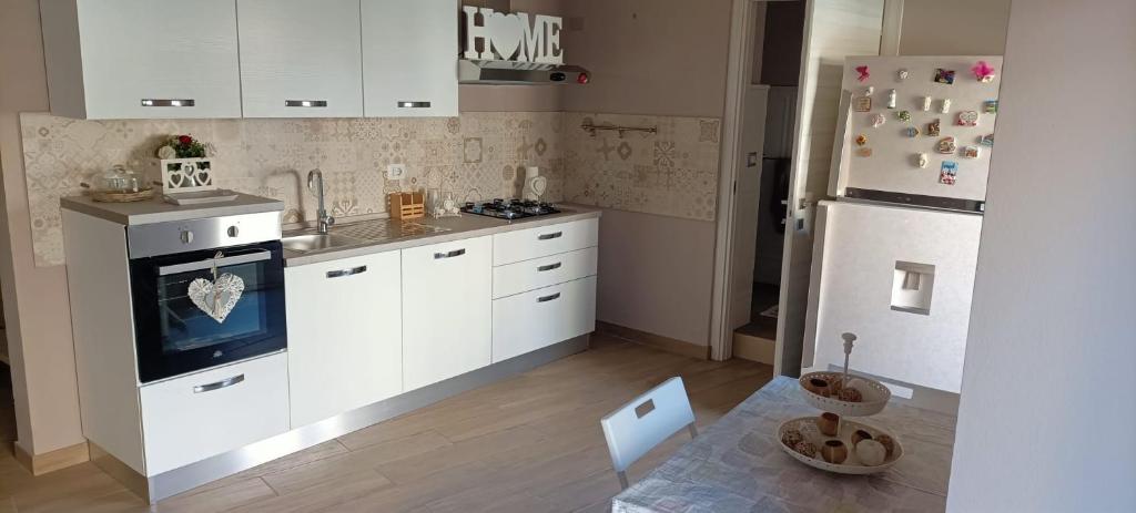 A kitchen or kitchenette at Tindaro Home