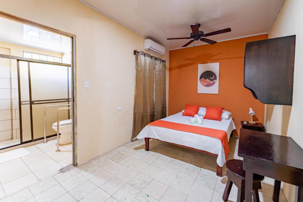 um quarto com uma cama, uma secretária e uma janela em El Cocobolo Food&Rest Room 7 Bed and Breakfast WiFi AC Pkg gratis 