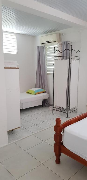 Postel nebo postele na pokoji v ubytování Paisible maison à Vieux-Habitants