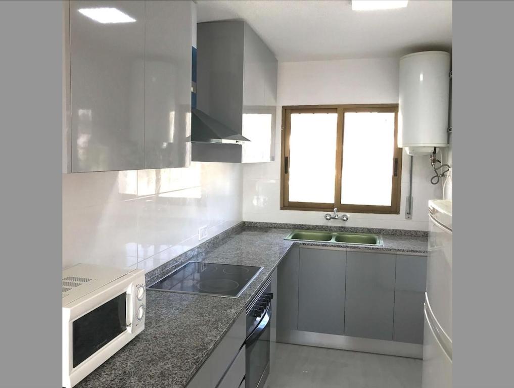 Kuchyň nebo kuchyňský kout v ubytování Turyva Tarongers 1 - Modern 1-Bedroom Apartment Near the Beach, Costa del Azahar