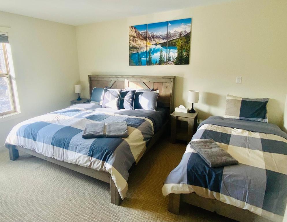 Postel nebo postele na pokoji v ubytování Perfect base Invermere 3bd townhouse mt views with garage