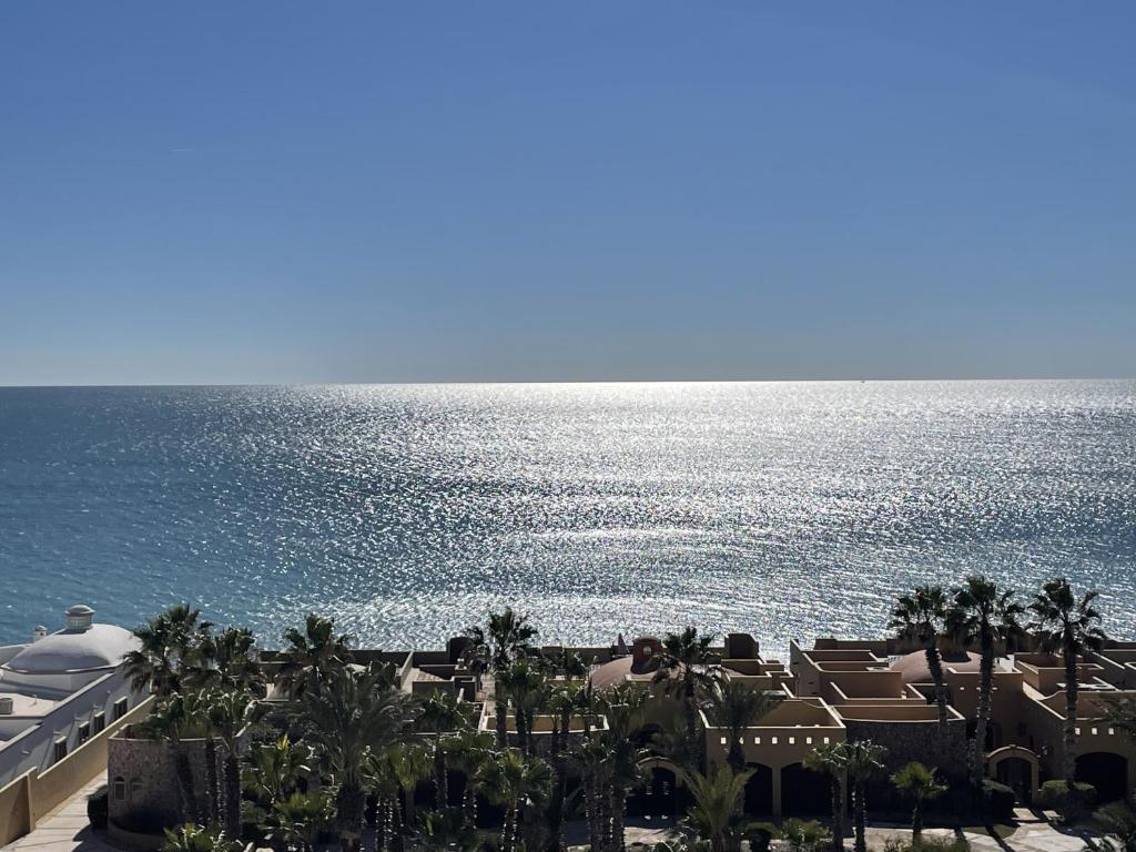 uma vista para o oceano a partir da varanda de um resort em Bella sirena 502-A em Puerto Peñasco
