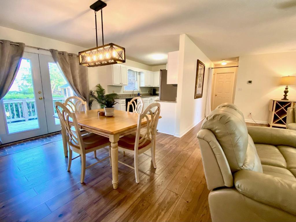 Posezení v ubytování Cozy three bedroom house with fireplace