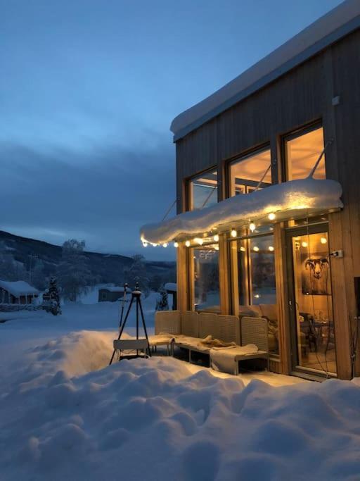 Delikat hytte omgitt av Hallingdals vakre fjell v zimě