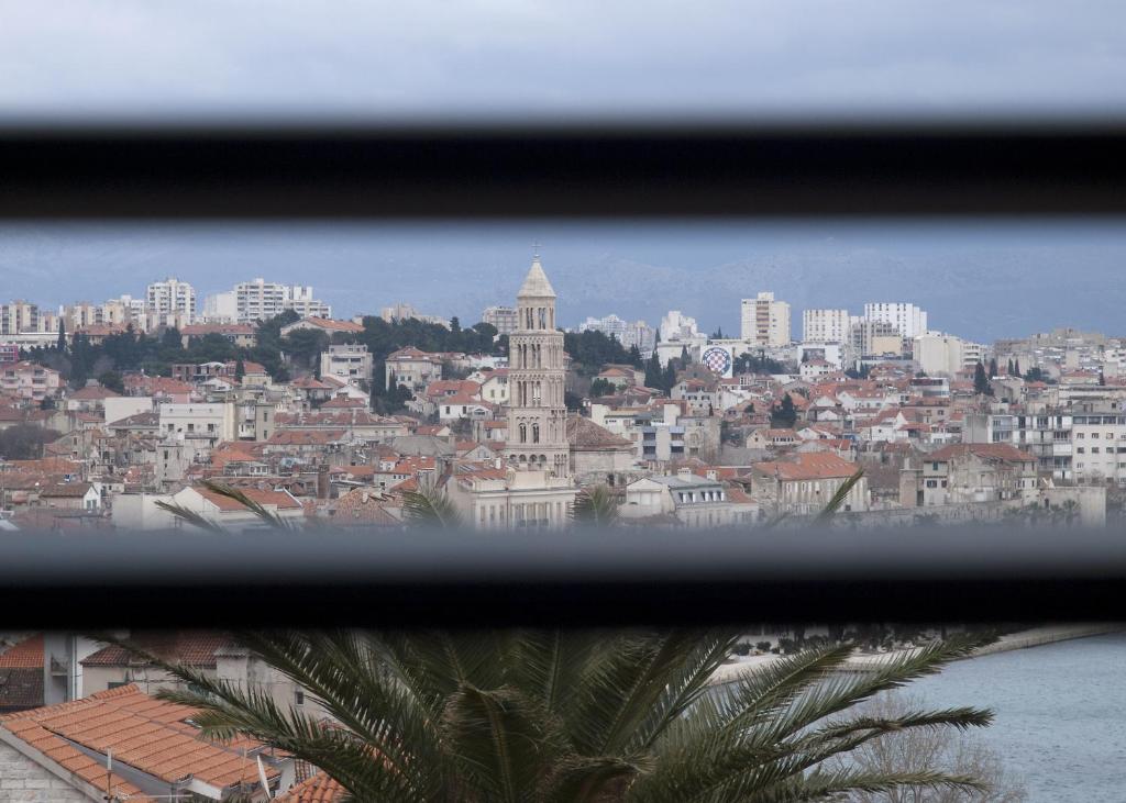 uma vista para uma cidade com um edifício alto em Apartment Varoš em Split