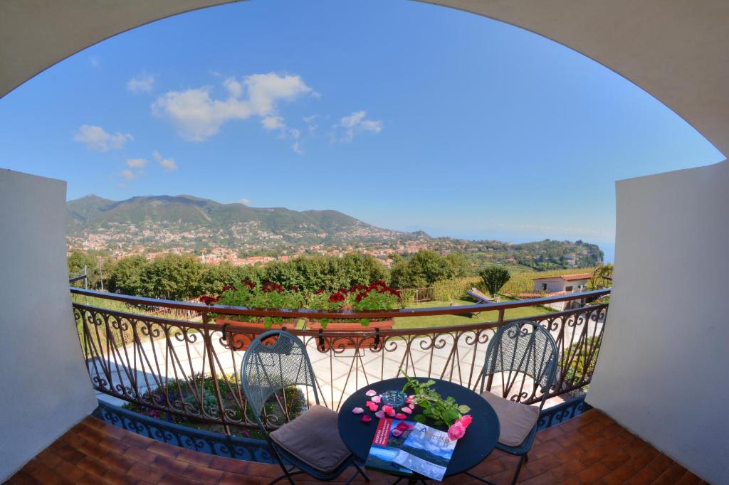 een balkon met een tafel en stoelen en uitzicht bij Casa Pendola in Agerola