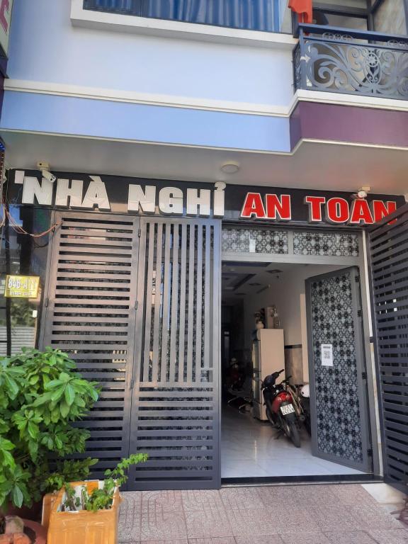 a building with a sign that reads ma nah an town at Nhà Nghỉ An Toàn in Vung Tau