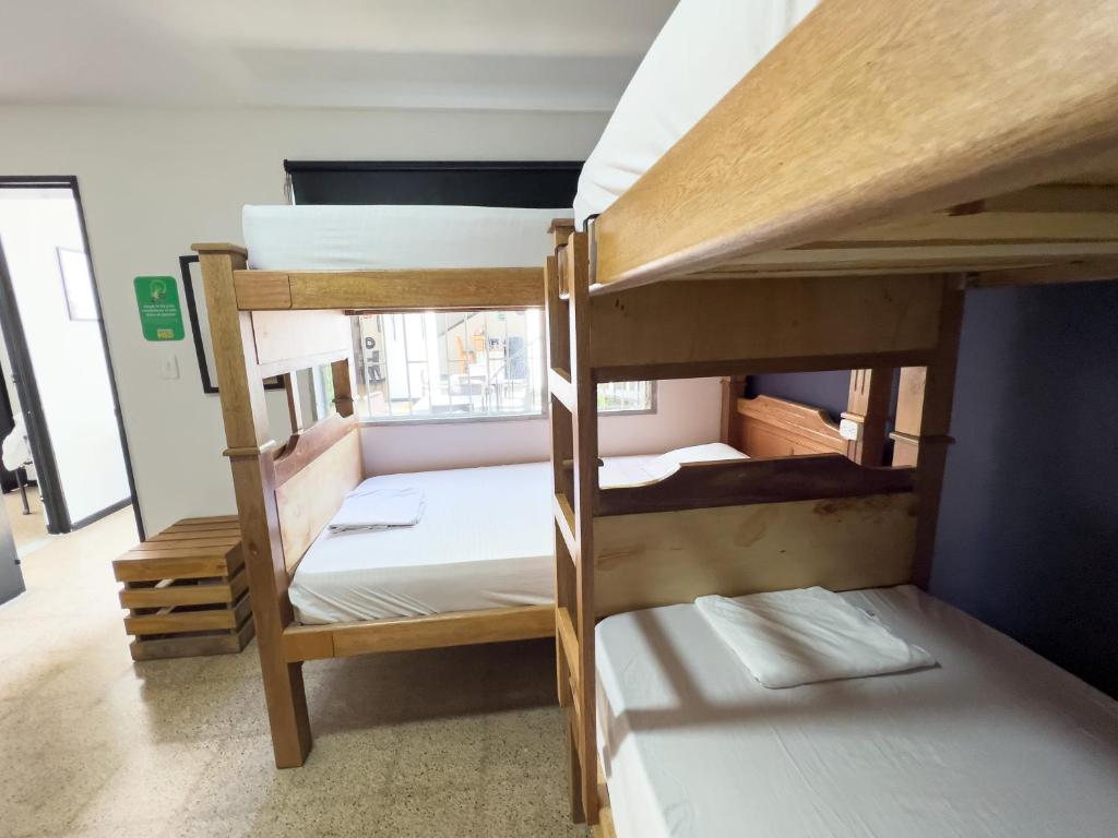 Postel nebo postele na pokoji v ubytování Rock Hostel Medellin