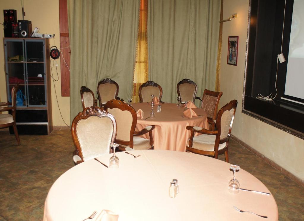 Posezení v ubytování Hôtel Jnane Ain Asserdoune