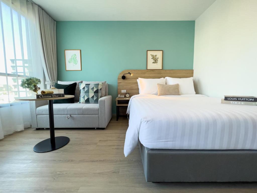 Кровать или кровати в номере Wellness Stay & Hotel Sukhumvit 107