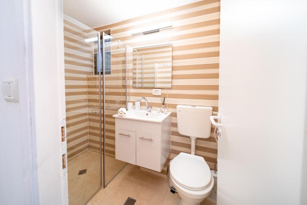Koupelna v ubytování Art Apartment In Mamila - Villa Rehavia