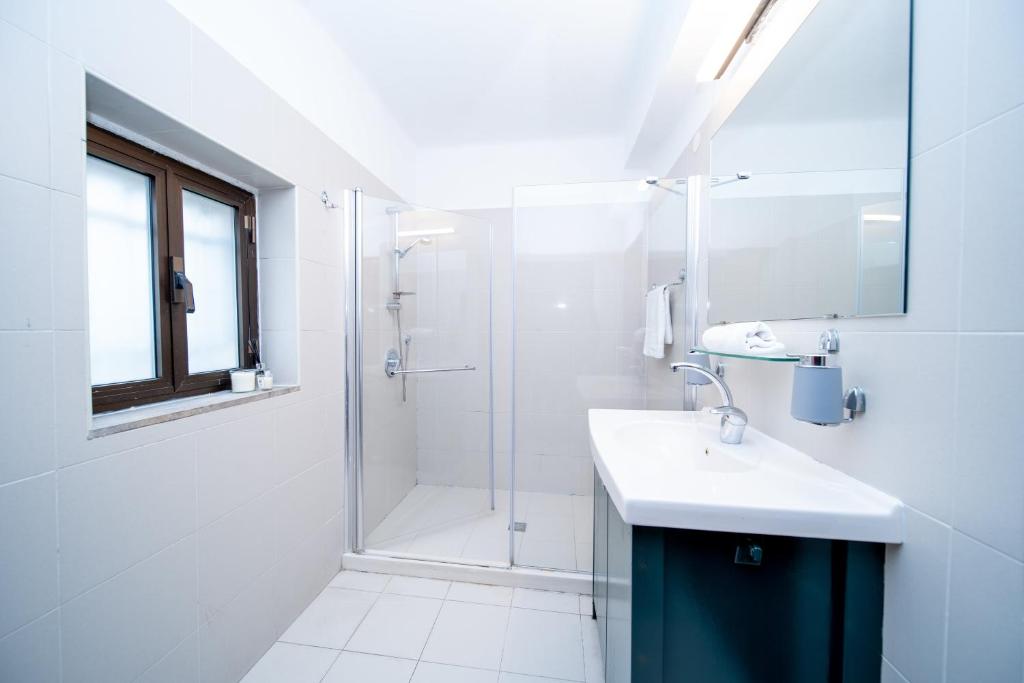 Koupelna v ubytování Art Apartment In Mamila - Villa Rehavia