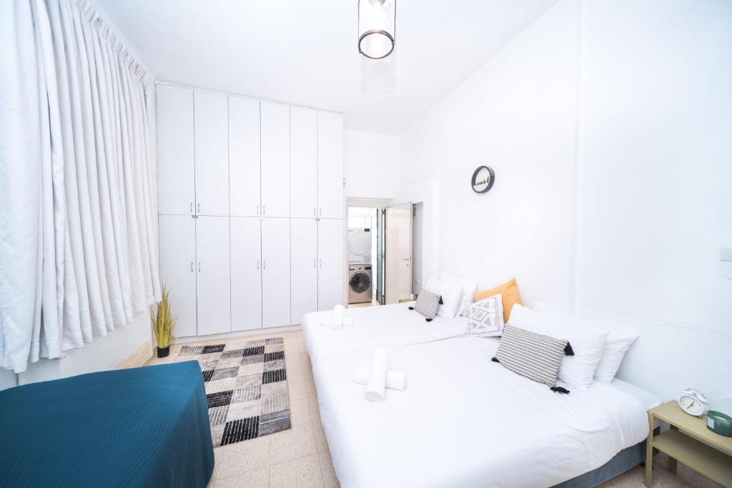 Postel nebo postele na pokoji v ubytování Art Apartment In Mamila - Villa Rehavia