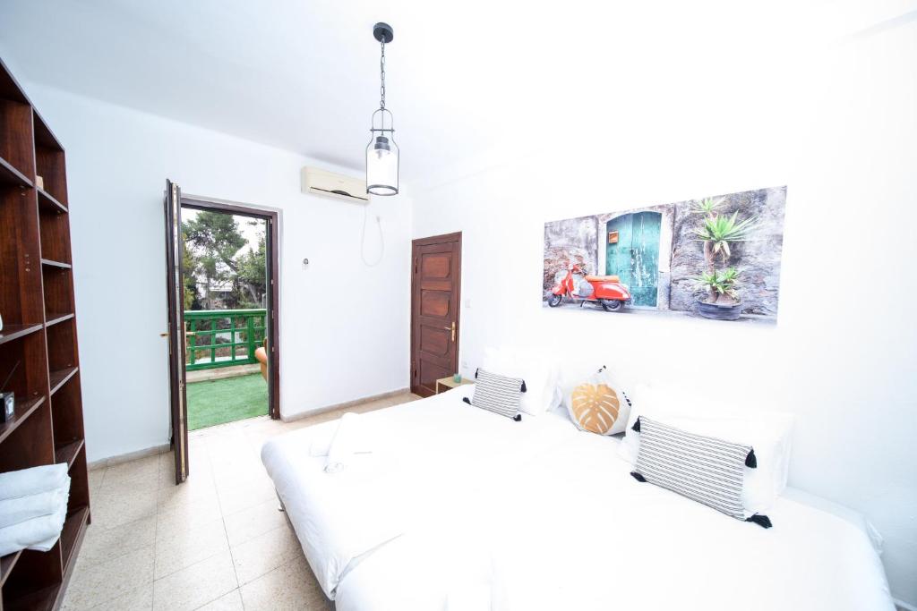 Postel nebo postele na pokoji v ubytování Art Apartment In Mamila - Villa Rehavia