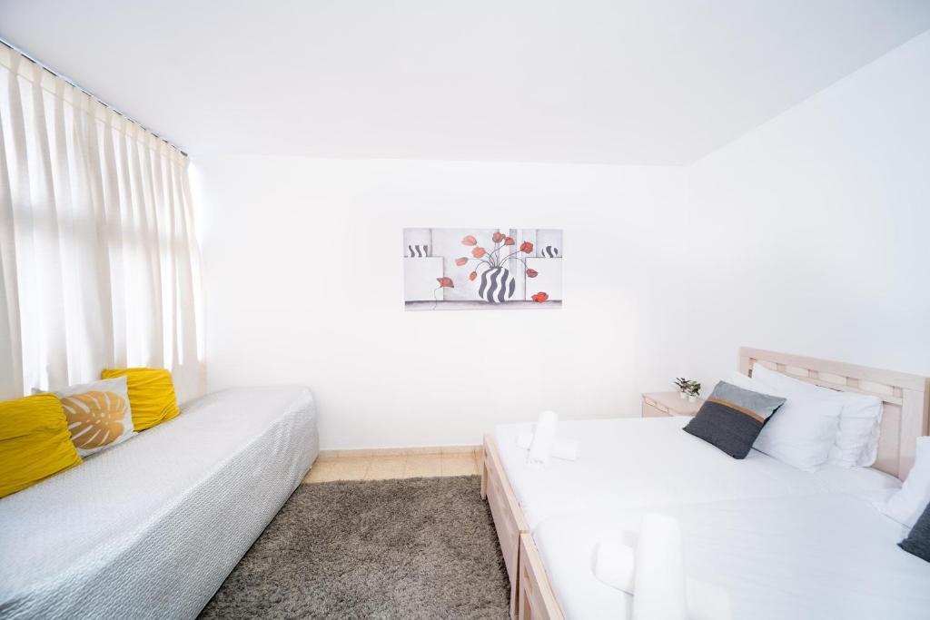 Postel nebo postele na pokoji v ubytování Art Apartment In Mamila - Villa Rehavia