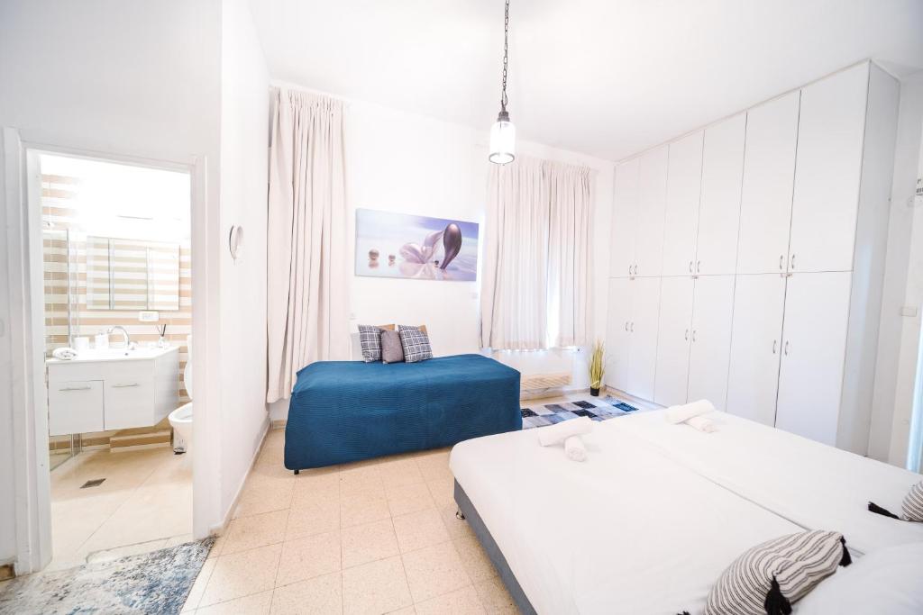 Postel nebo postele na pokoji v ubytování Art Apartment In Mamila - Villa Rehavia