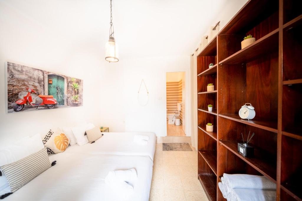 Postel nebo postele na pokoji v ubytování Art Apartment In Mamila - Villa Rehavia