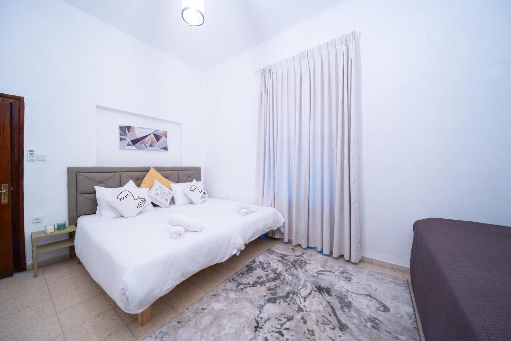 Postel nebo postele na pokoji v ubytování Art Apartment In Mamila - Villa Rehavia