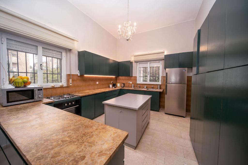 Kuchyň nebo kuchyňský kout v ubytování Art Apartment In Mamila - Villa Rehavia