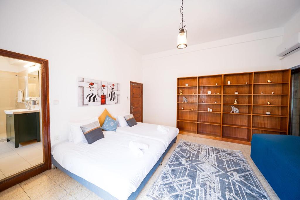 Postel nebo postele na pokoji v ubytování Art Apartment In Mamila - Villa Rehavia