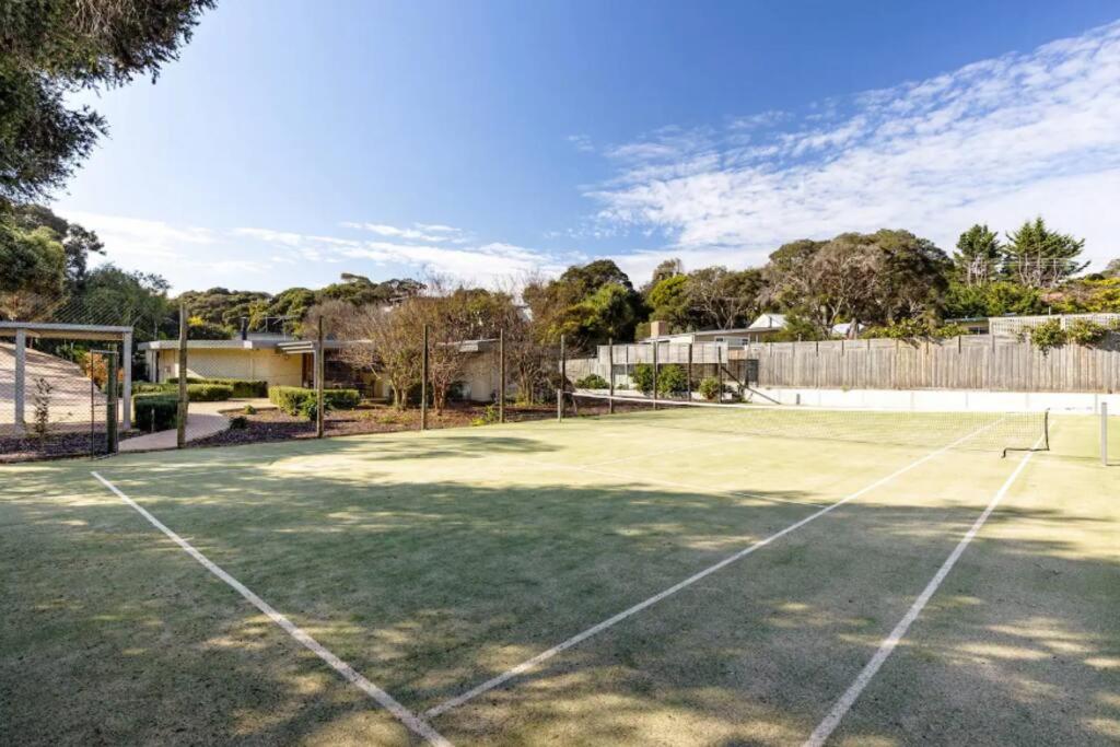 a tennis court with a net on it at Yera Lodge Coastal Homestead in Rye Spa/Tennis Crt in Rye