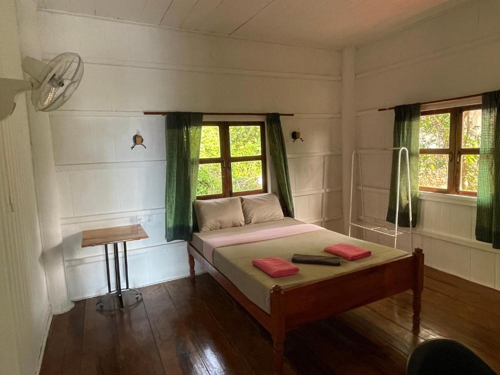 Postel nebo postele na pokoji v ubytování Kep Lodge