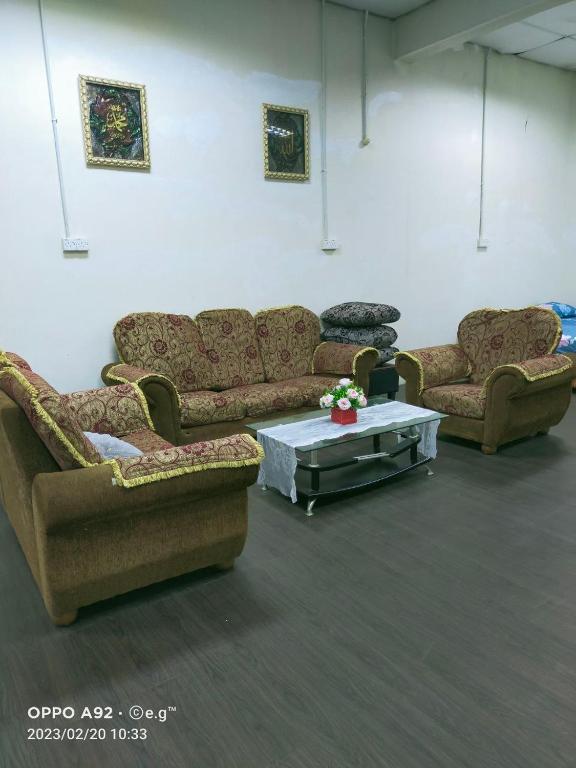 3 sofás y una mesa de centro en una habitación en KERAYONG IMPIAN HOMESTAY, en Kampong Kerayong