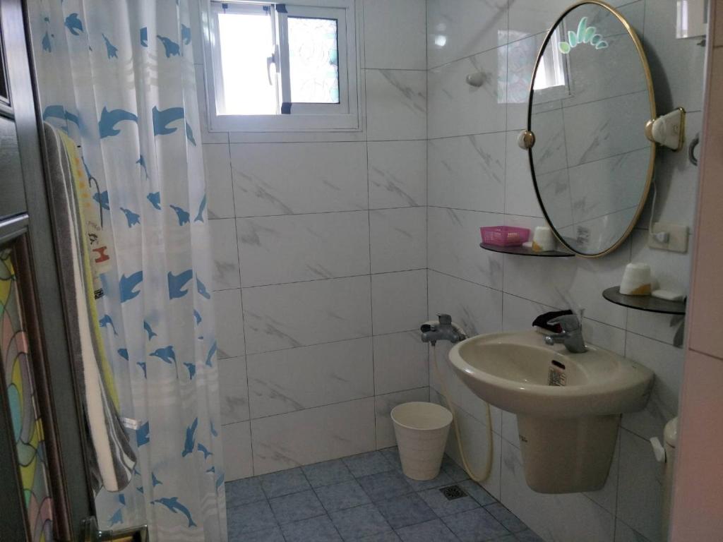 y baño con lavabo y espejo. en 鳳梨之家, en Lung-yen-chai