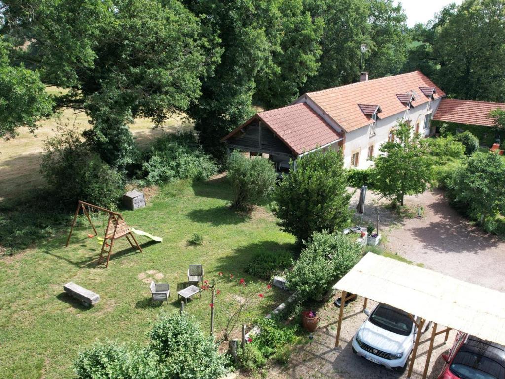 een luchtzicht op een huis en een tuin met een speeltuin bij Gîte Gouise, 3 pièces, 4 personnes - FR-1-489-435 in Gouise