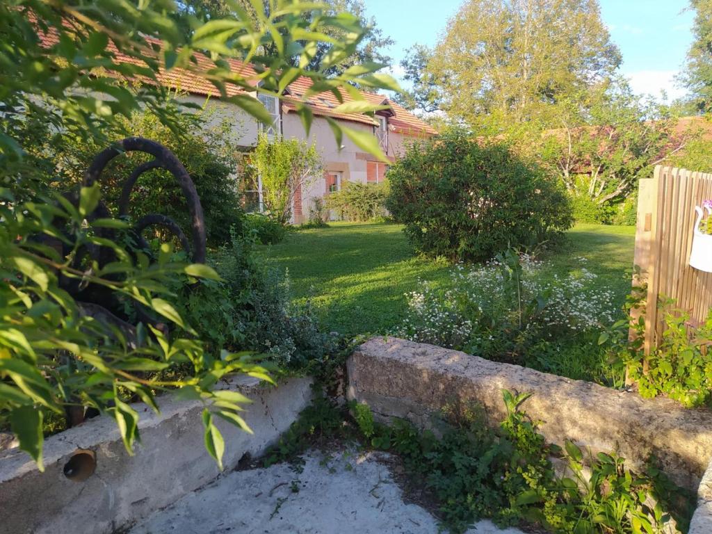 Fotografia z galérie ubytovania Ressourcez-vous dans cette ferme avec cheminée, jardin, terrasse couverte et équipements modernes - FR-1-489-435 v destinácii Gouise