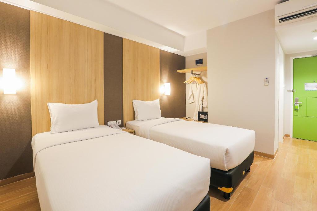 Postel nebo postele na pokoji v ubytování Hotel Citradream Bintaro