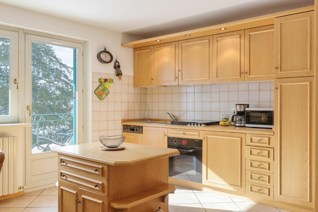 Kuchyňa alebo kuchynka v ubytovaní Jardins d'Androsace 3ème étage - Happy Rentals