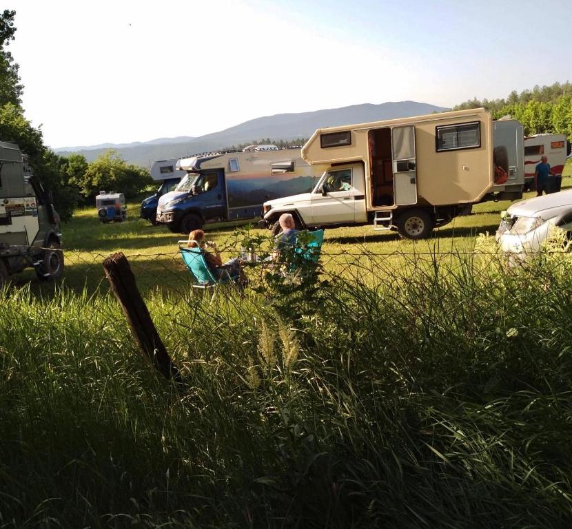 にあるBalabanağa Çiftliği Campingのトレーラーの横の野原に立つ集団