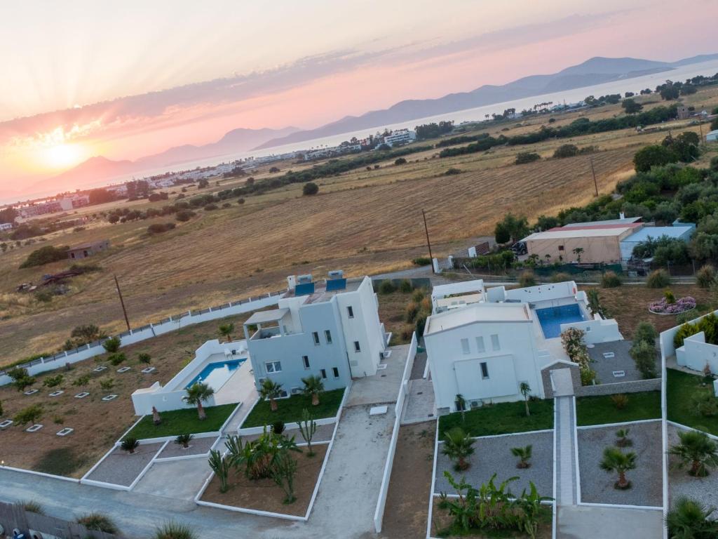 uma vista aérea de uma aldeia com casas brancas em Xenos Villa 3 - Luxury Villa With Private Pool Near The Sea. em Tigaki