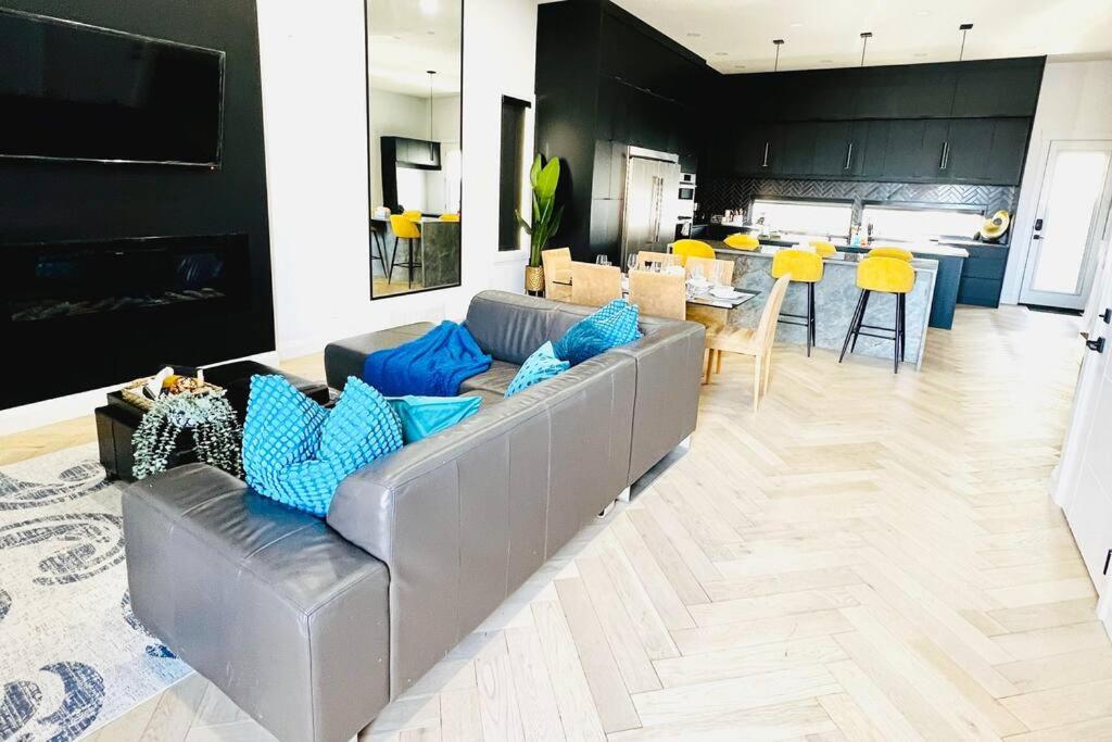 un soggiorno con un divano e un tavolo di Stunning 3BR Luxury Home N/Edm*2 king beds* a Edmonton
