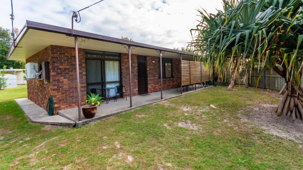 Dārzs pie naktsmītnes Pet friendly lowset home with room for a boat, Wattle Ave, Bongaree
