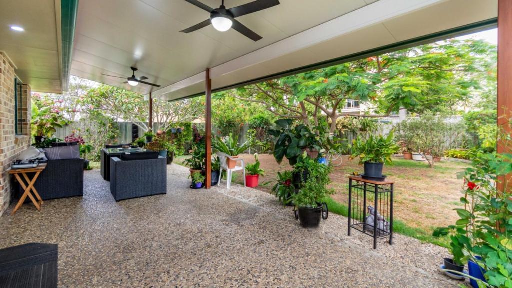 Κήπος έξω από το Delightful Duplex on Rose Ct, Bongaree