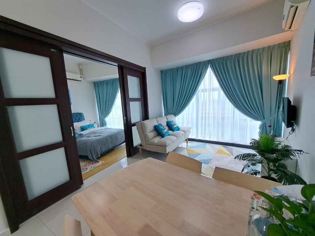 uma sala de estar com uma porta aberta para uma sala de estar em COZY home Country Garden at DangaBay of JB, FREE wifi and streaming em Johor Bahru