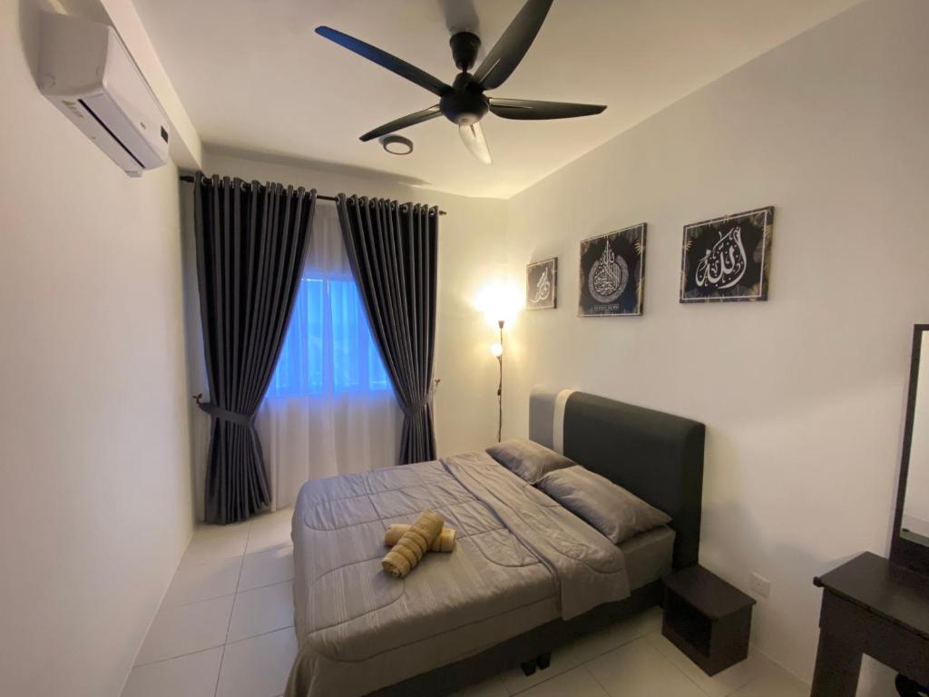 um quarto com uma cama e uma ventoinha de tecto em Daun Homestay Kita Impian MUSLIEM ONLY em Kampung Dengkil