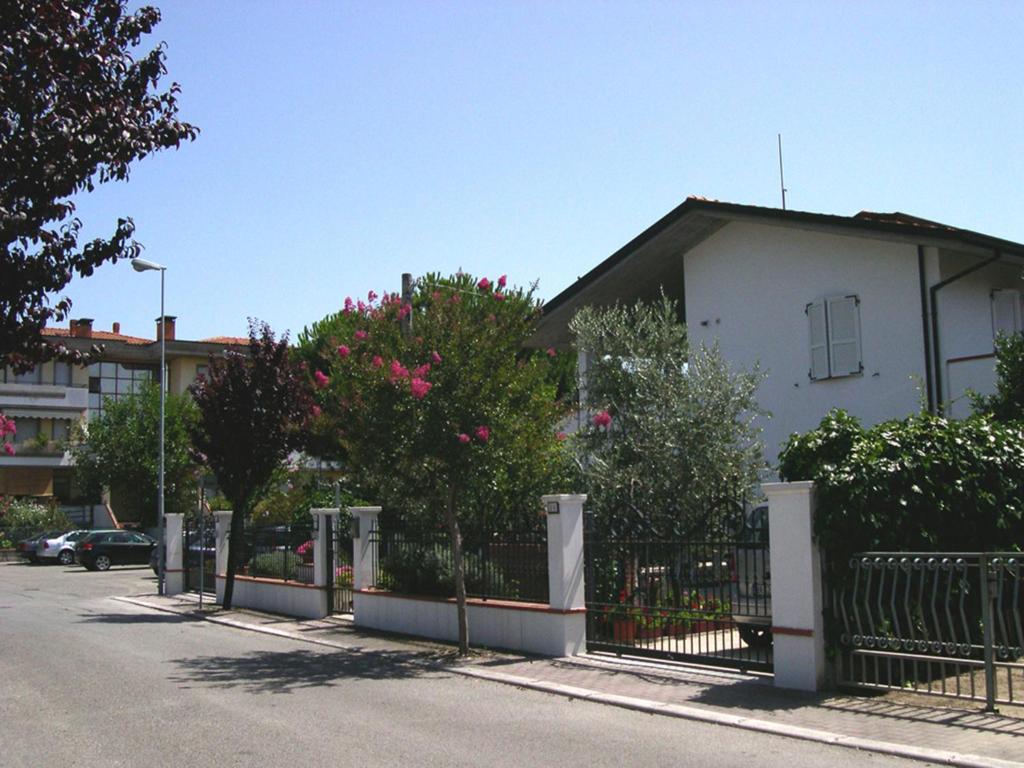 サン・マウロ・ア・マーレにあるVilla Elegante Con Terrazzo E Giardinoのピンクの花の家の前の柵