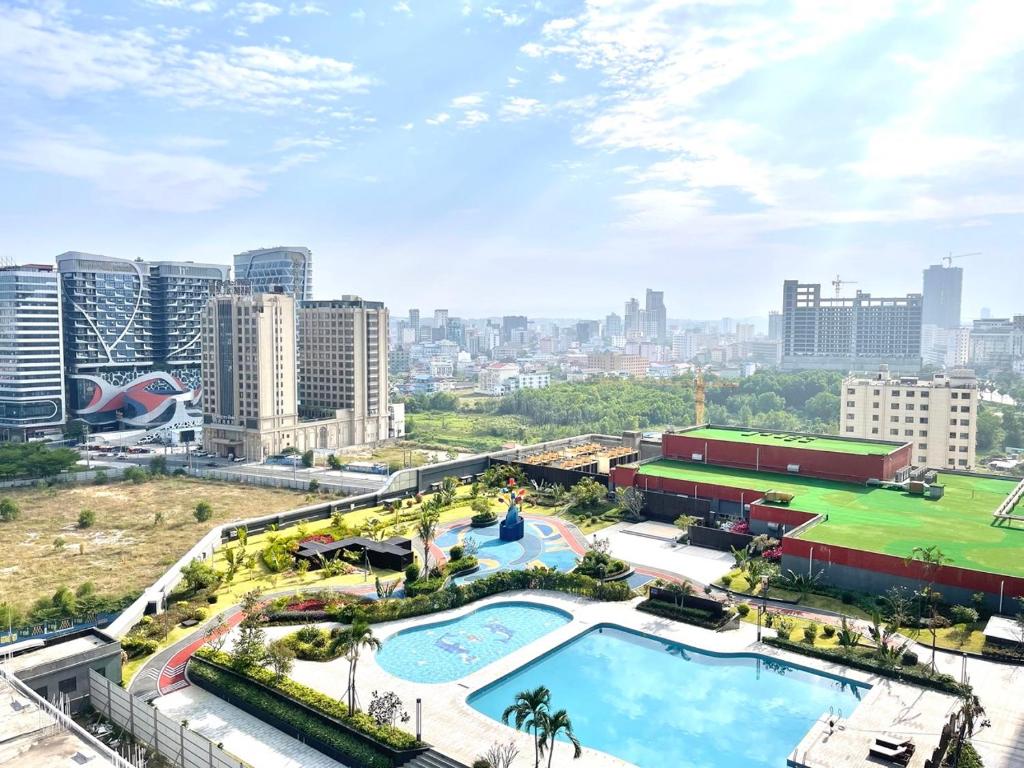 西哈努克的住宿－Prince Mall Appartment - 400m to Sokha Beach，享有城市的空中景致,设有2个游泳池