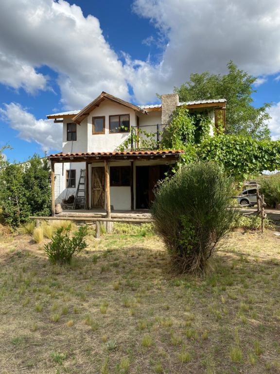 una casa en medio de un campo en Cabaña Lo de Mirtha en Tunuyán