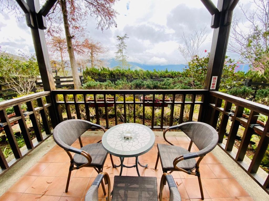 a patio with a table and chairs on a balcony at 見晴花園山莊Sunshine Villa in Ren&#39;ai